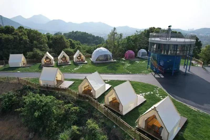 在这里,你不仅可以观赏山间美景,还能体验自己动手烧烤的乐趣.