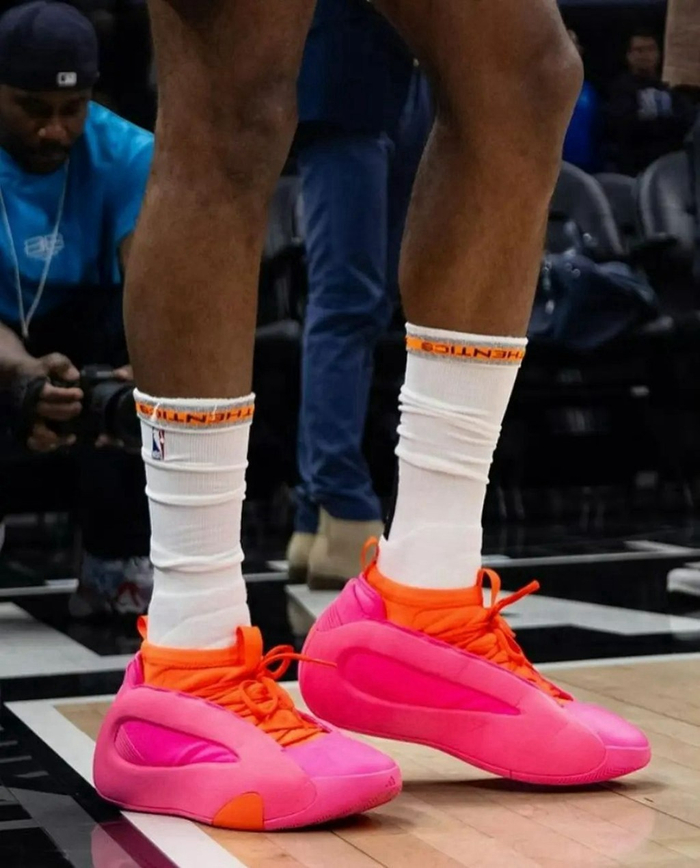 就是当初由哈登亲自在赛场上脚的那双火烈鸟配色,凭借吸睛的外观也被