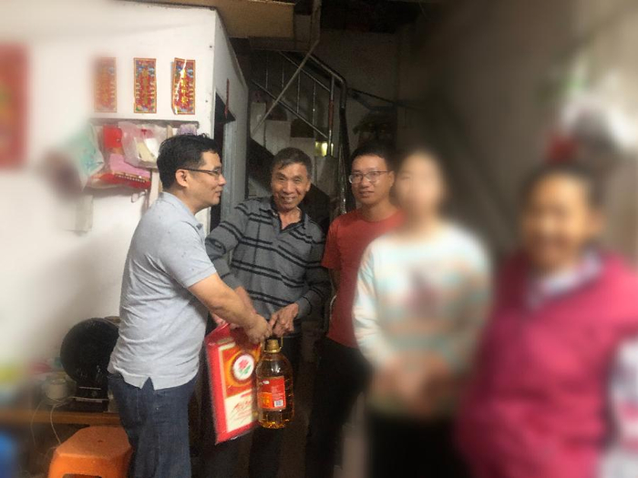 原驻四会市大沙镇陈冲村第一书记赖智谋组"慰问团"再访相对困难家庭
