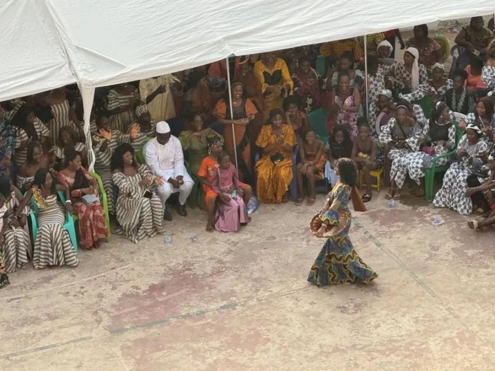 几内亚当地居民在举办活动/图源：盐财经受访者供图 