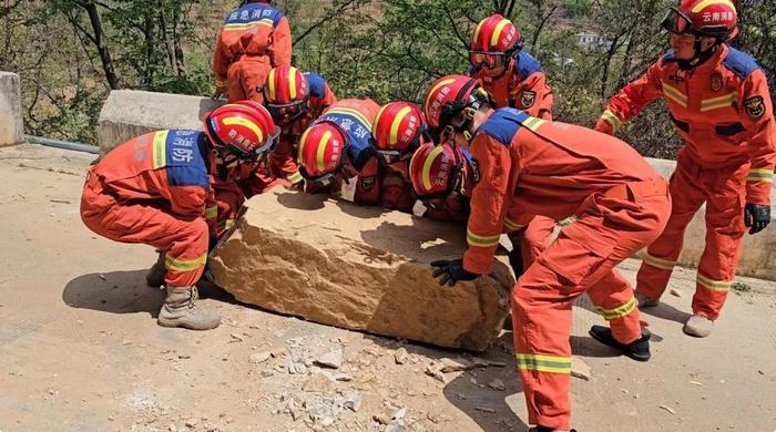 昭通鲁甸发生49级地震消防救援队伍赶赴震中