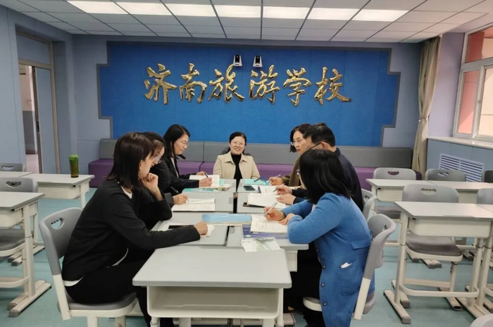 3月下旬,赵文静老师在高一12班进行了《当平抛物体遇上斜面》的公开