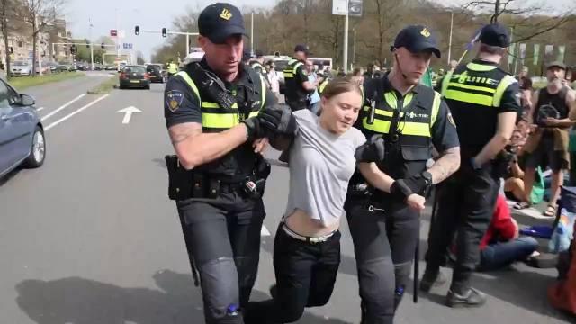 因为试图封锁荷兰海牙的道路环保少女格蕾塔桑伯格再次遭到警察的逮捕