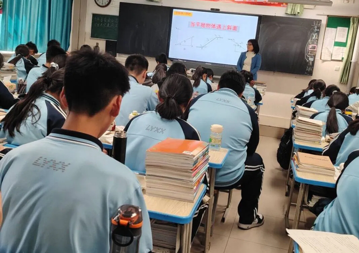 3月下旬,赵文静老师在高一12班进行了《当平抛物体遇上斜面》的公开