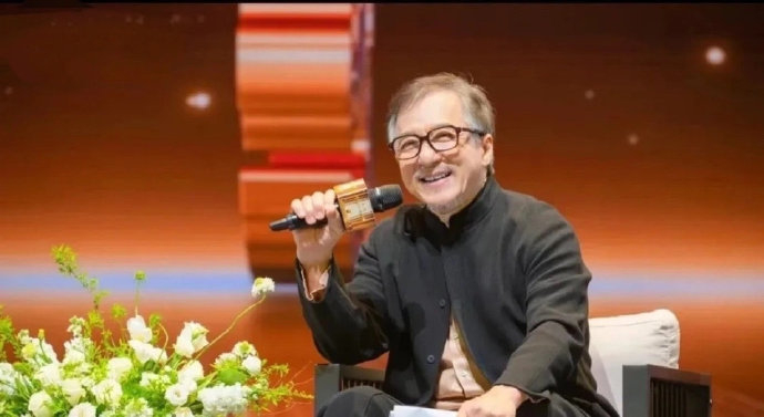 《成龙自传》作者朱墨说,很多人以为成龙是近年才开始转型…|成龙