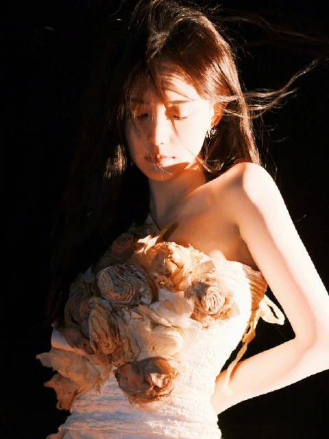 发丝飞扬逆光照射在脸上