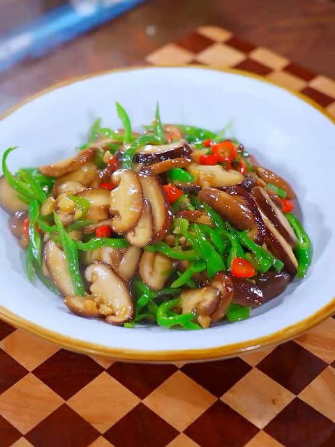 过年大鱼大肉吃腻了不妨试试这道素炒香菇做法简单鲜香滑嫩又下饭