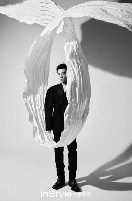 郑凯黑色手套,侧颜轮廓线条,让人心动,个性十足!|郑凯|郑恺_新浪新闻