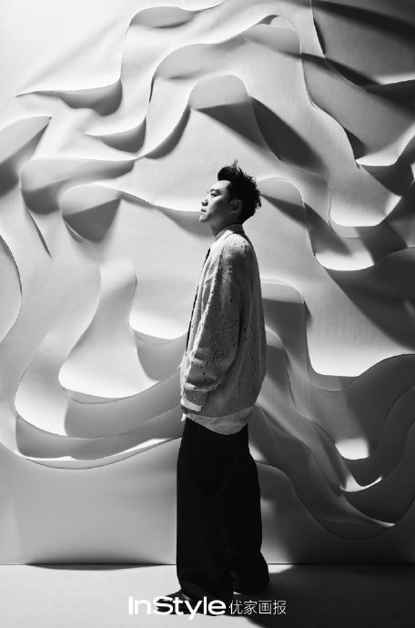 郑凯黑色手套,侧颜轮廓线条,让人心动,个性十足!|郑凯|郑恺_新浪新闻