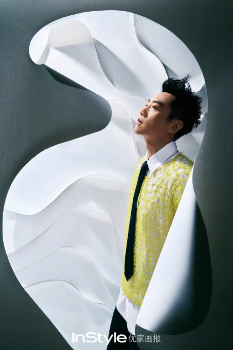 郑凯黑色手套,侧颜轮廓线条,让人心动,个性十足!|郑凯|郑恺_新浪新闻