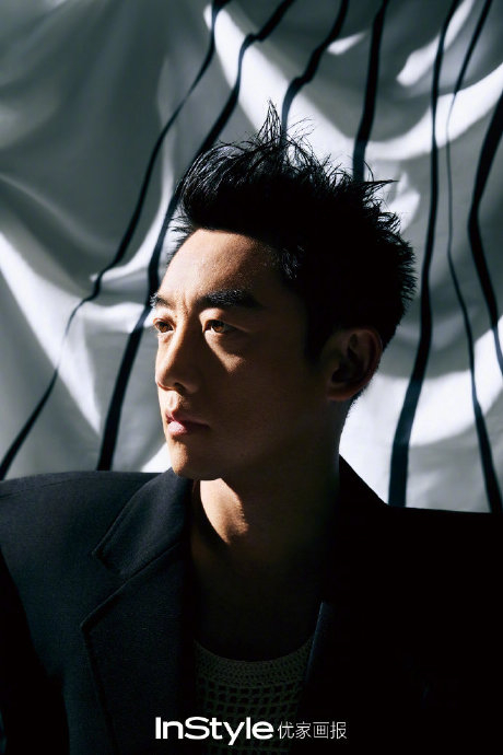 郑凯黑色手套,侧颜轮廓线条,让人心动,个性十足!|郑凯|郑恺_新浪新闻