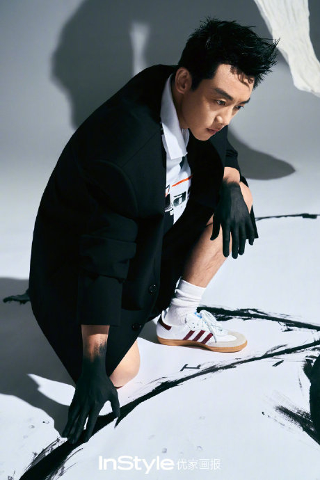 郑凯黑色手套,侧颜轮廓线条,让人心动,个性十足!|郑凯|郑恺_新浪新闻