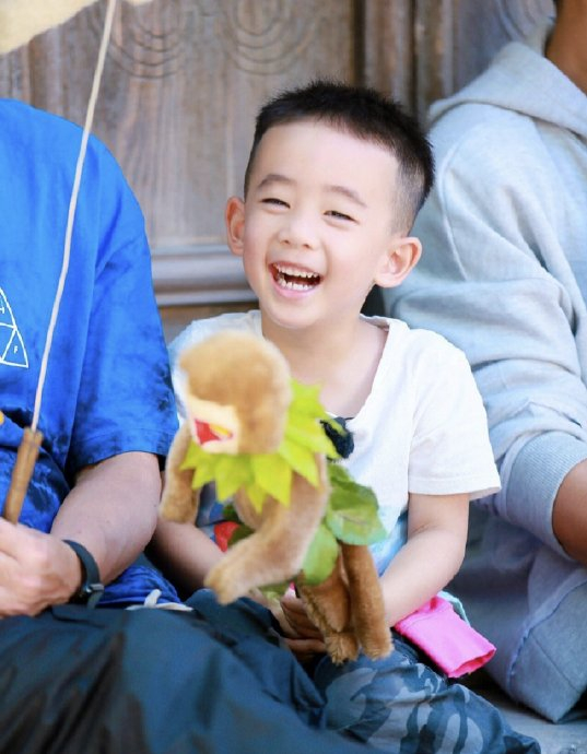 隔着屏幕都能感受到应采儿的幸福,她说jasper出门会照顾妈妈…|jasper