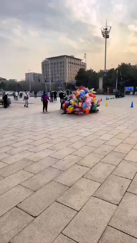沈阳市北陵公园广场上卖氢气球的商贩与人发生争执最后氢气球燃爆