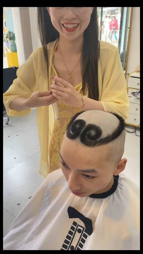 近日重庆江北一小伙在理发店剪了个金箍发型还不错蛮有创意的哈哈哈