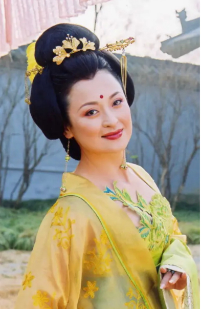 而演《大唐歌飞》中的杨贵妃时,她又不惜增肥20斤.