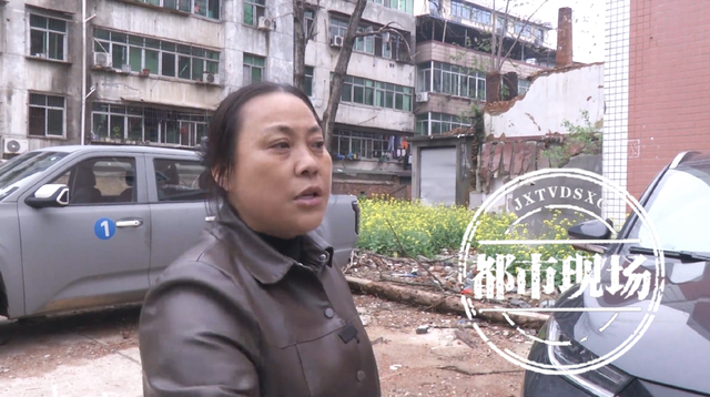 他告诉记者,自己停车的地方原来是莲塘三中校址,后来改名叫莲塘六中