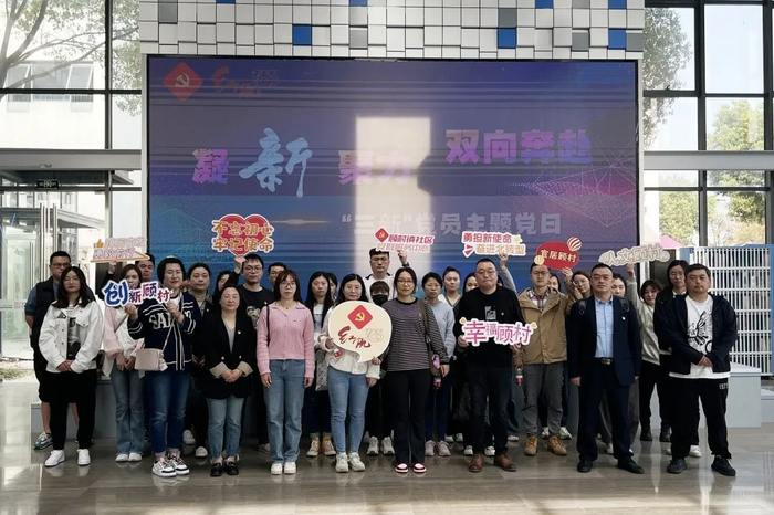 在"聆听红色故事"环节,社区党校周老师为党员们图文并茂地讲述本土