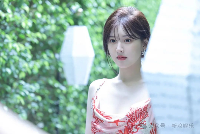 既然如此,文末就来看下美女近照吧95有人说赵露思快瘦成纸片了?