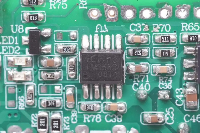 tip127达林顿管特写,为pnp型,耐压100v,采用to220封装.