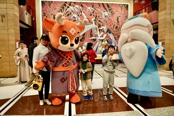 上海市民凭身份证来衢,可享受烂柯山,药王山,天脊龙门,龙游石窟,民居