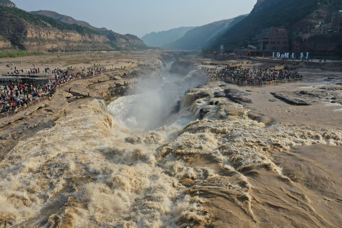 山西吉县:黄河壶口瀑布游人如织