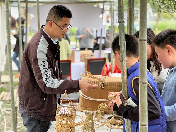 乡村振兴新实践这个清明黄山脚下有一场从泥土里长出来的市集