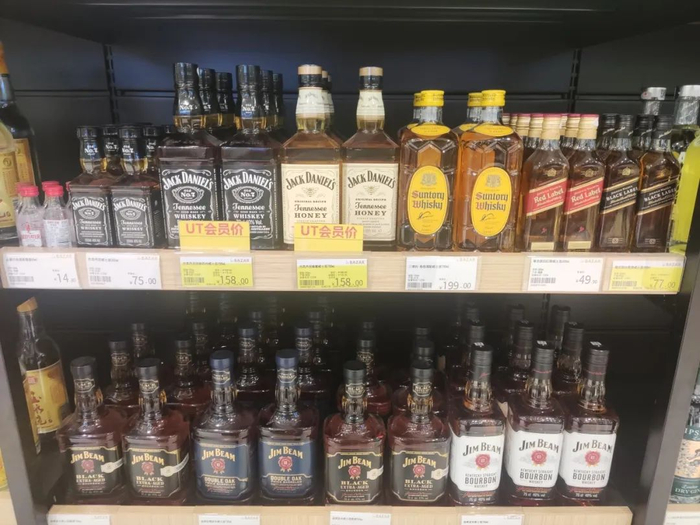 广州地区线下商超威士忌品类货架陈列（图/《消费者报道》摄）