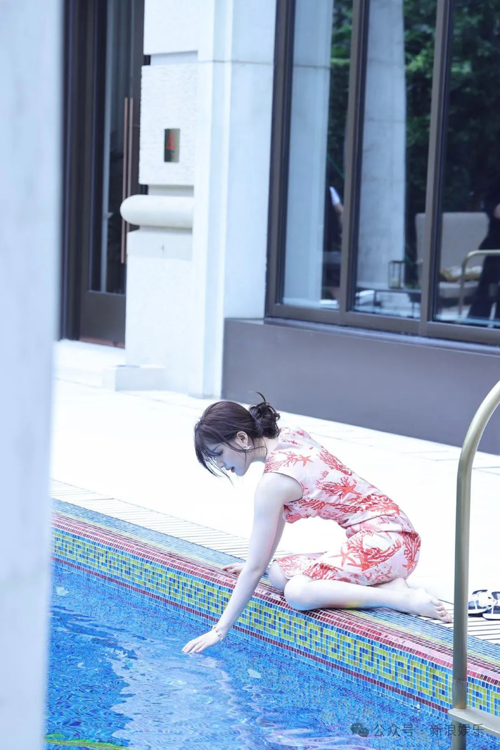 既然如此,文末就来看下美女近照吧95有人说赵露思快瘦成纸片了?