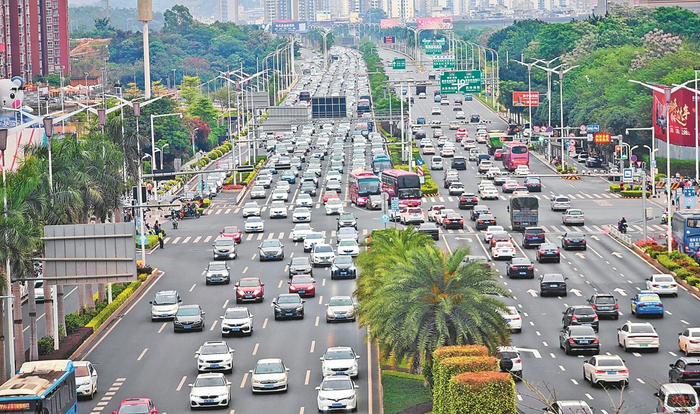 车流密集4月6日南宁迎来清明假期返程高峰