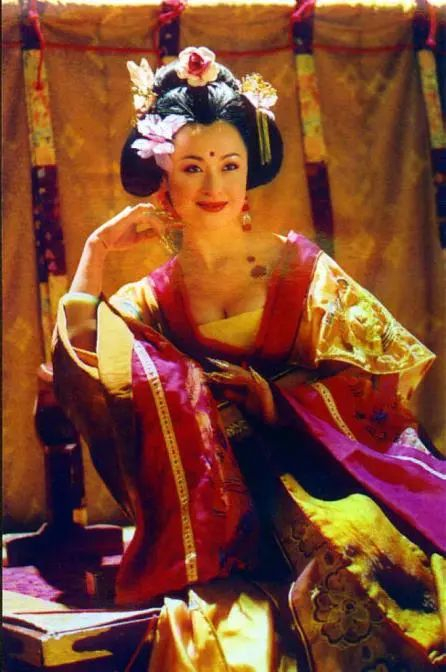 而演《大唐歌飞》中的杨贵妃时,她又不惜增肥20斤.