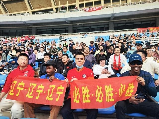 鞍山球迷赴沈为辽宁铁人足球队加油|辽宁|足球队_新浪新闻