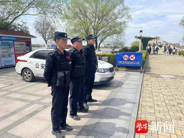 清明节当天,约有上万人走进安峰山烈士陵园用献花,祭扫缅怀英烈,对此