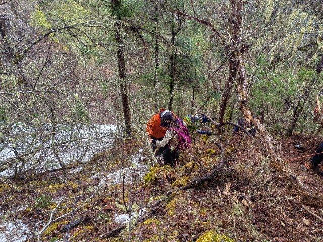 游客被困神女峰雪山脚下,德钦消防深夜紧急救援|神女峰|消防|德钦县