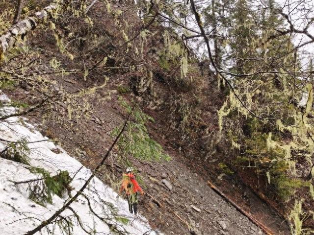 游客被困神女峰雪山脚下,德钦消防深夜紧急救援|神女峰|消防|德钦县