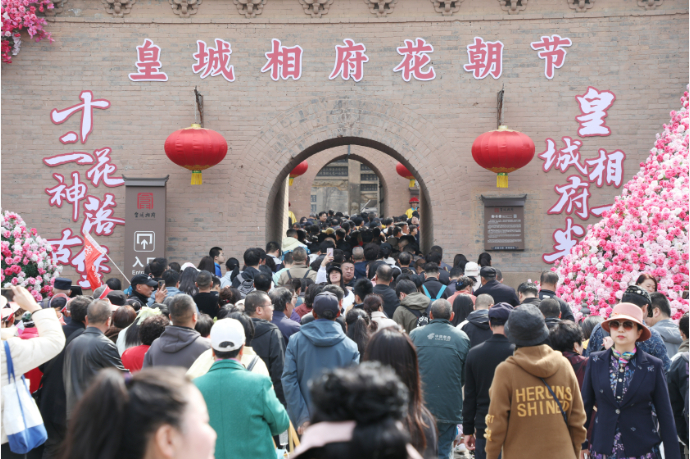 感受文庙魅力来自全国各地的游客在太谷三多堂博物馆参