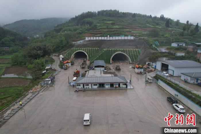 渝遂复线高速公路云雾山1号隧道双洞贯通|高速公路|隧道|重庆市_新浪
