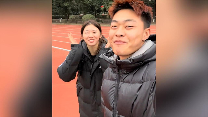 太可爱了吴艳妮纯素颜被当众表白拒绝后捂嘴偷笑少女感十足
