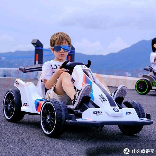萌娃过春天!儿童电动车卡丁车__财经头条