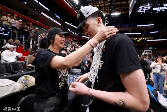 扎克-伊迪,以梦为马|朱莉娅|篮球|扎克_新浪新闻