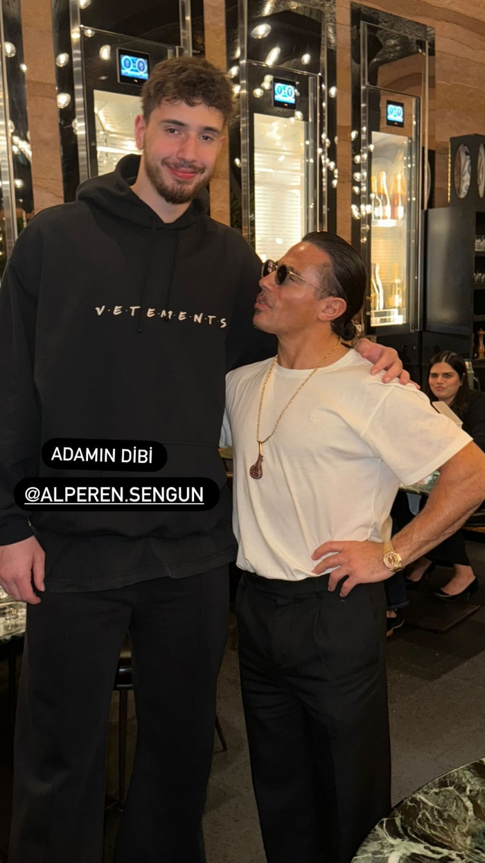 吃了金箔牛排吗09网红"撒盐哥"晒与申京合照|申京_新浪新闻