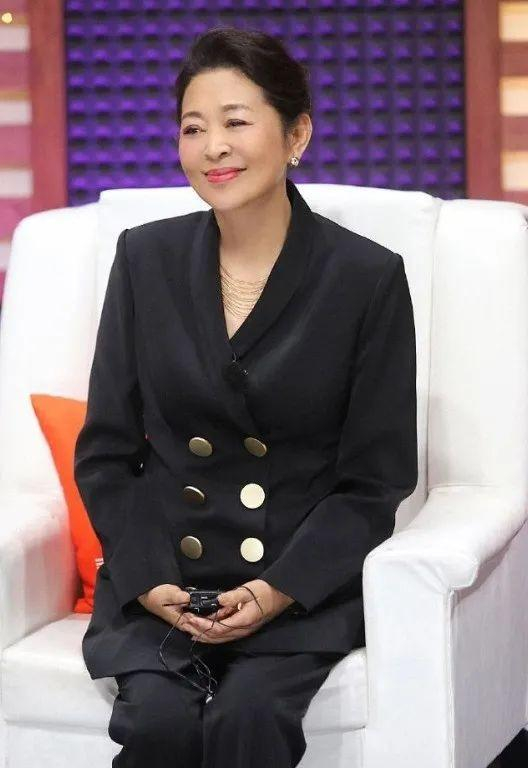 同框小4岁毛阿敏没输,穿一身黑洋气又减龄|倪萍|毛阿敏_新浪新闻