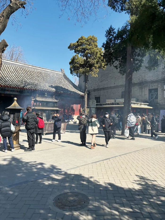 排队入场的信客。（图/李靖越）