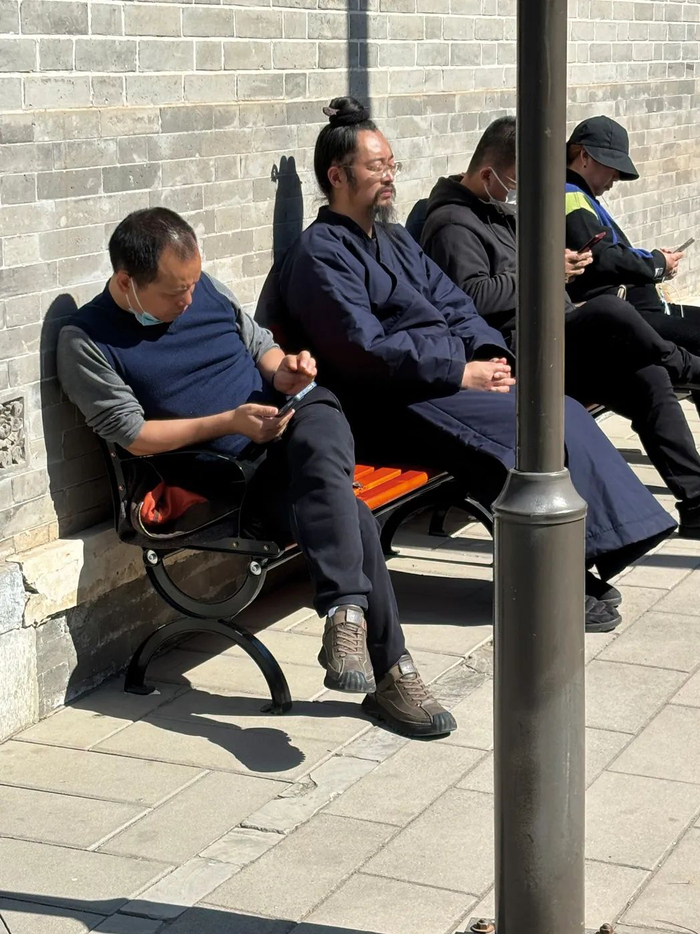 长椅上的道长。（图/李靖越）