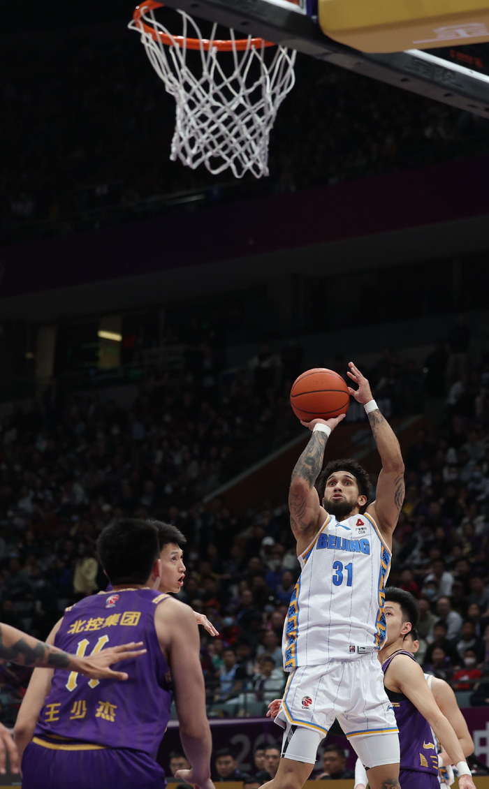 上海男篮通过大手笔引援,球队实力大为提升,本赛季本土球员实力不俗