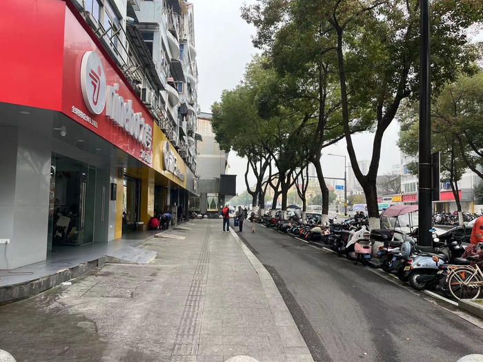 浦口区江浦街道改造非机动车位 提升市容环境秩序