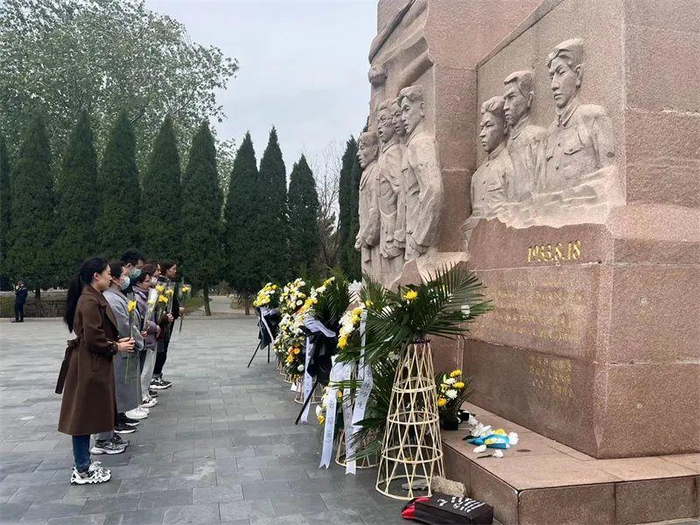 济南市皮肤病防治院团支部组织团员青年前往济南泺口九烈士纪念碑