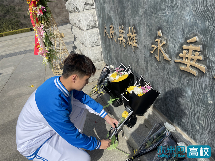 大连东软信息学院师生开展清明祭英烈主题教育活动