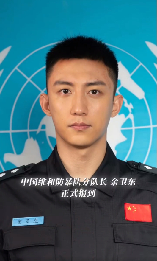 受国家派遣,余卫东(黄景瑜 饰),杨震,丁慧等维和警察肩负神圣使命