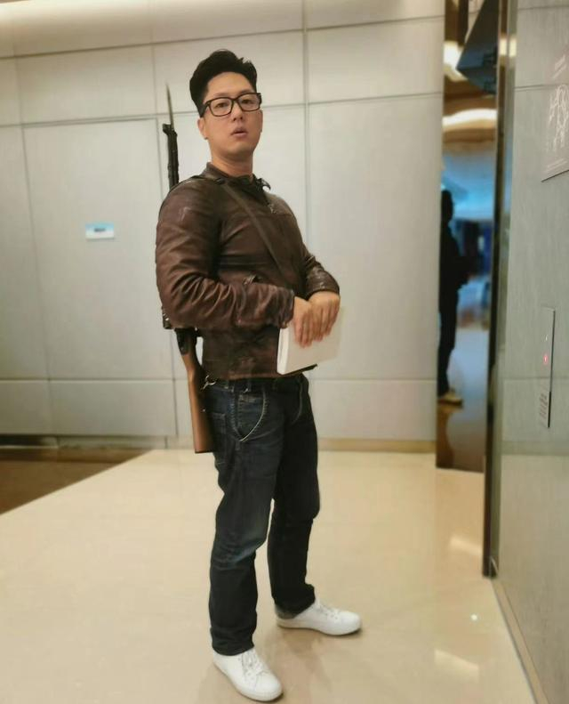 凌潇肃超市购物,憔悴水肿头发炸毛,网友形容像洪世贤流落街头|凌潇肃